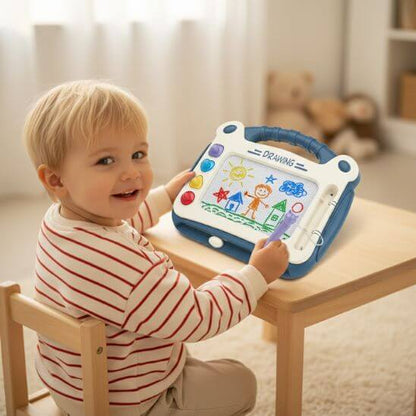 enfant joue ardoise magique