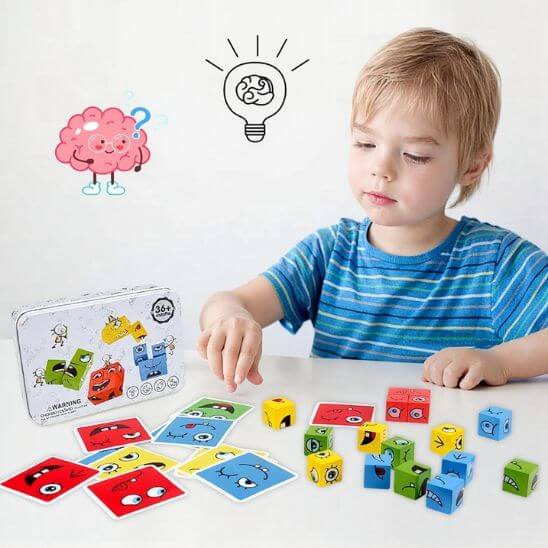 garcon joue puzzle enfant